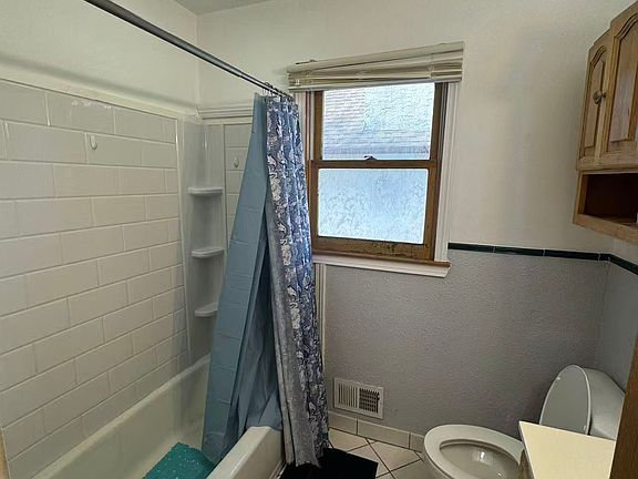 4th image of 2076 Cottage Ave E