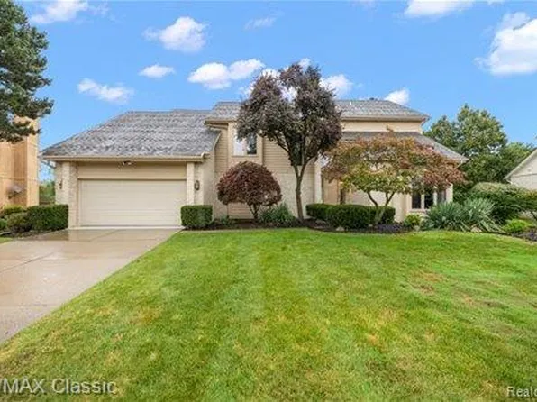 5511 Maple Leaf Ct, West Bloomfield, MI 48322