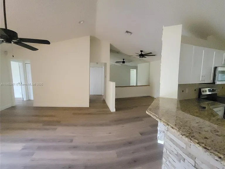 4272 Pine Ridge Ct — Photo 3