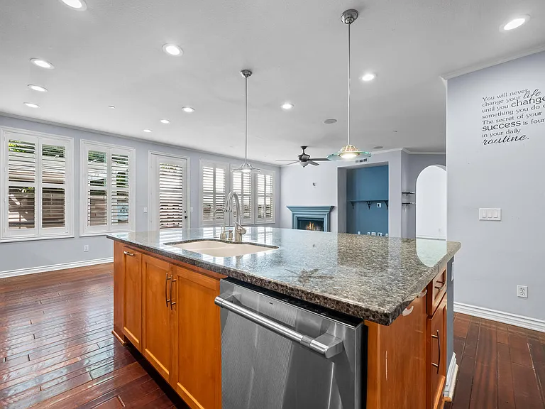 18785 Roxbury Ln — Photo 35