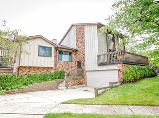 20 Portwine Rd, Willowbrook, IL 60527