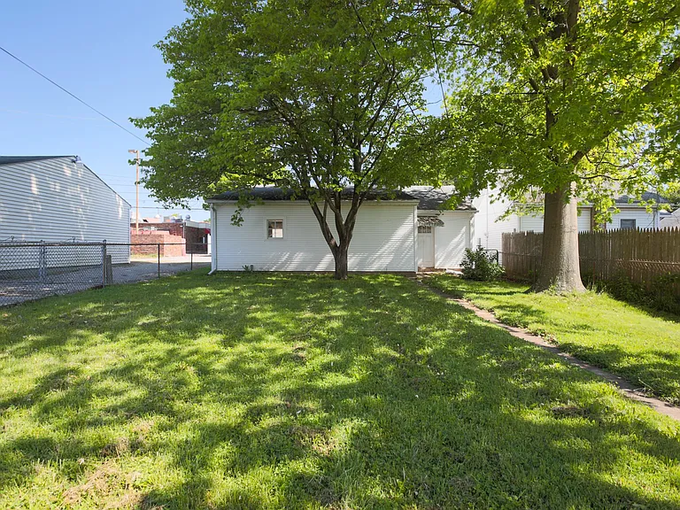 815 E Chestnut St — Photo 35