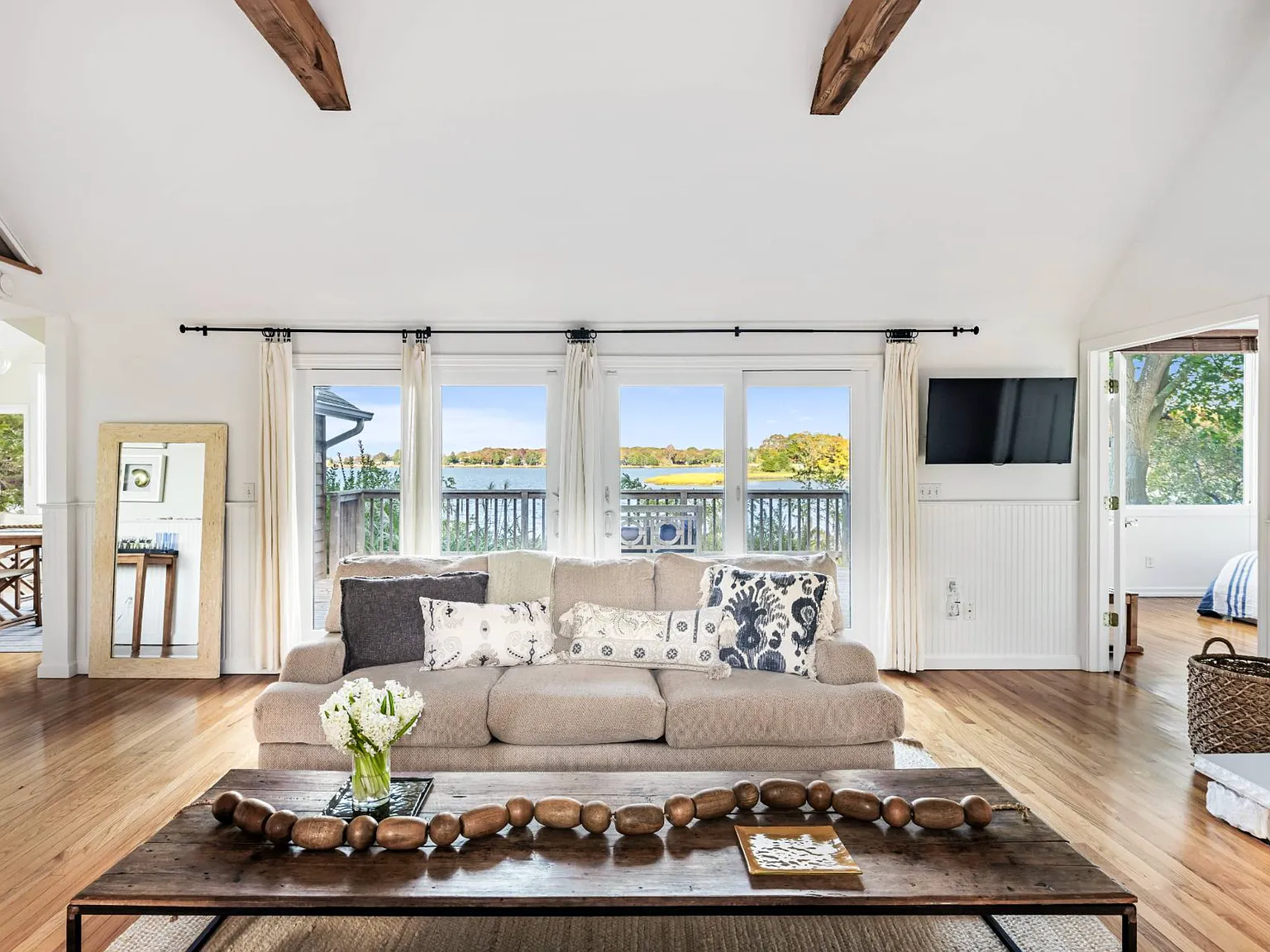 Waterfront Luxury in Southampton! — Photo 4