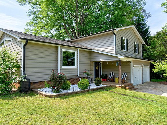 3rd image of 1321 Bloomingdale Dr