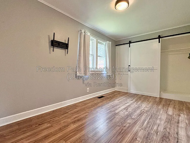 421 S 11th St — Photo 6