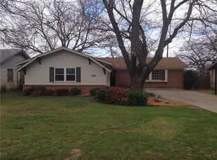 7449 Meadowcrest Dr, Fort Worth, TX 76112