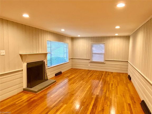 5th image of 429 Auburndale St