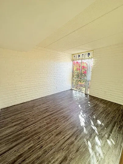 BROADWAY APARTMENTS — Photo 37