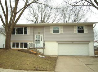143 31st St NW, Cedar Rapids, IA 52405