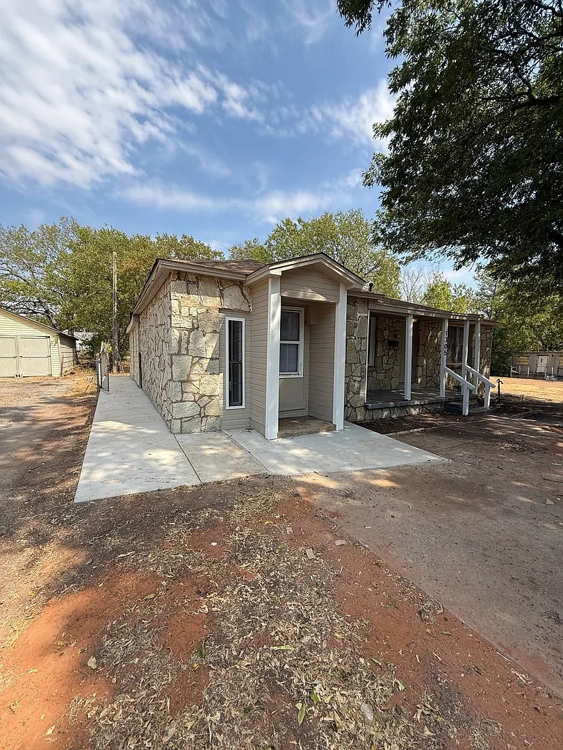 1305 W Ash Ave — Photo 2
