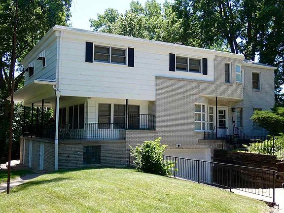 2nd image of 200 W Maywood Ave