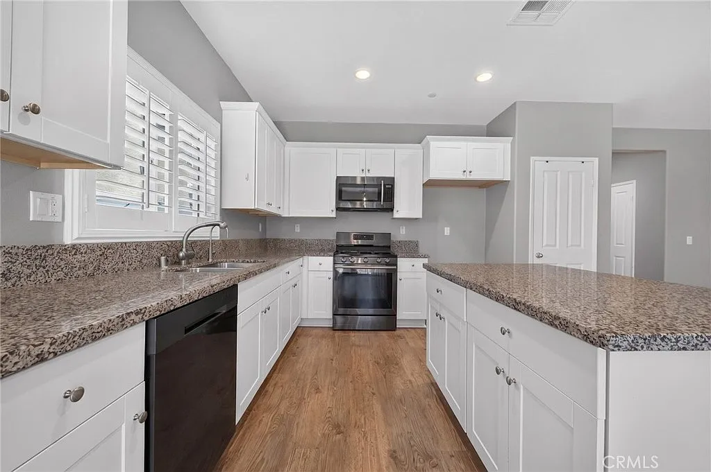 3 bed, 1895 sqft, $3,500 — Photo 2