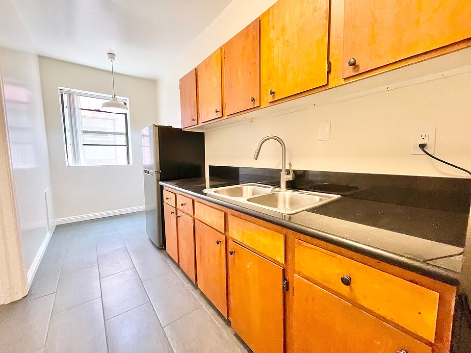 2nd image of 5425 Santa Monica Blvd #404