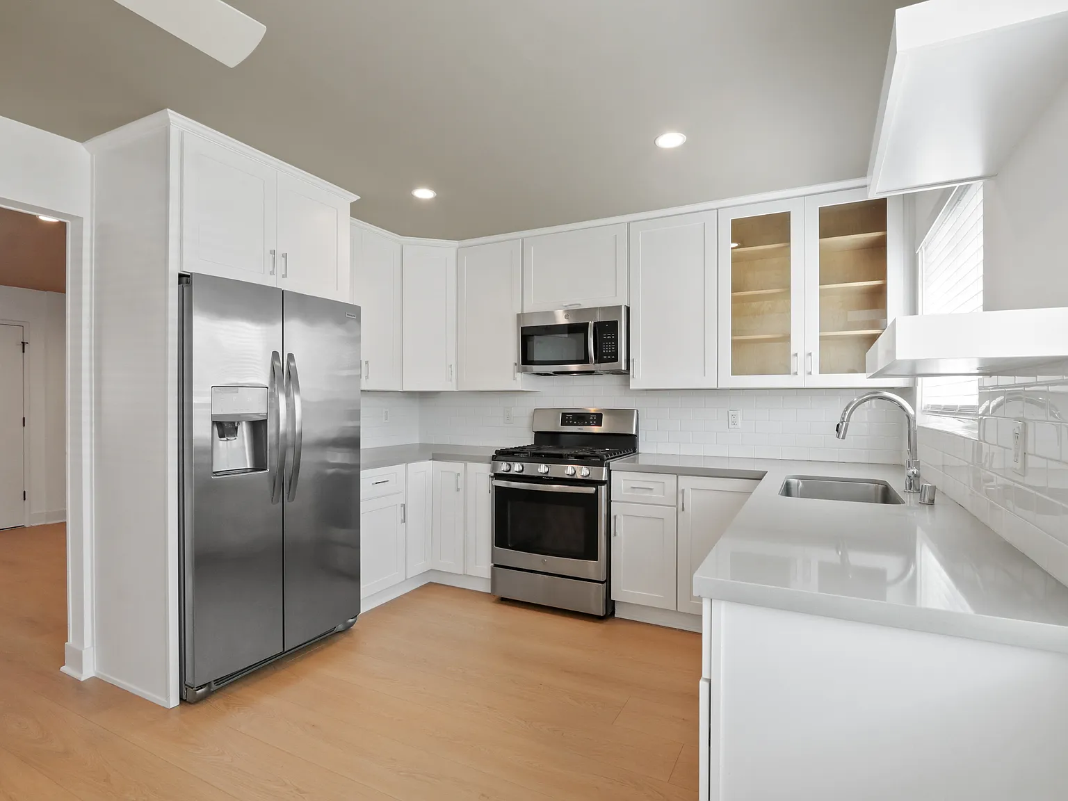 2 bed, 1050 sqft, $2,700 — Photo 3