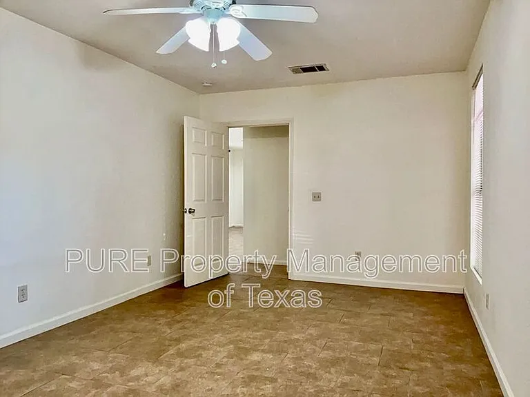 2517 E 4th St — Photo 16