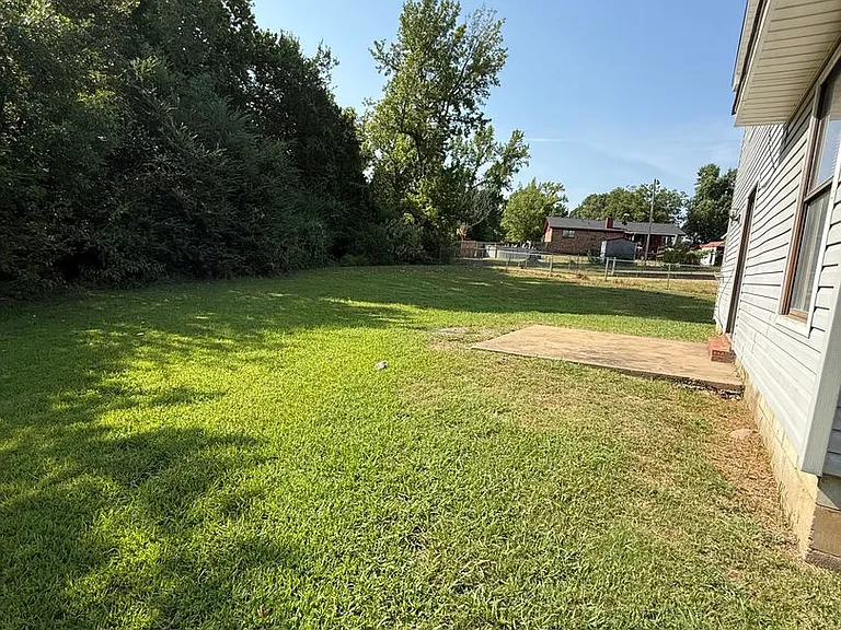 1502 Heather Ct — Photo 3