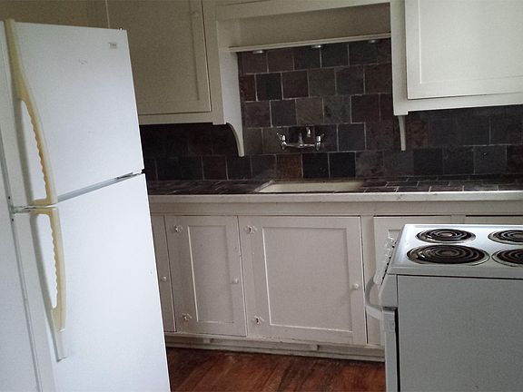 3rd image of 300B Ayrshire St