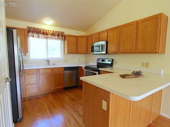 Kitchen and Breakfast Bar