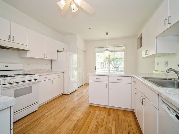 4th image of 7416 Lincoln Ave #B