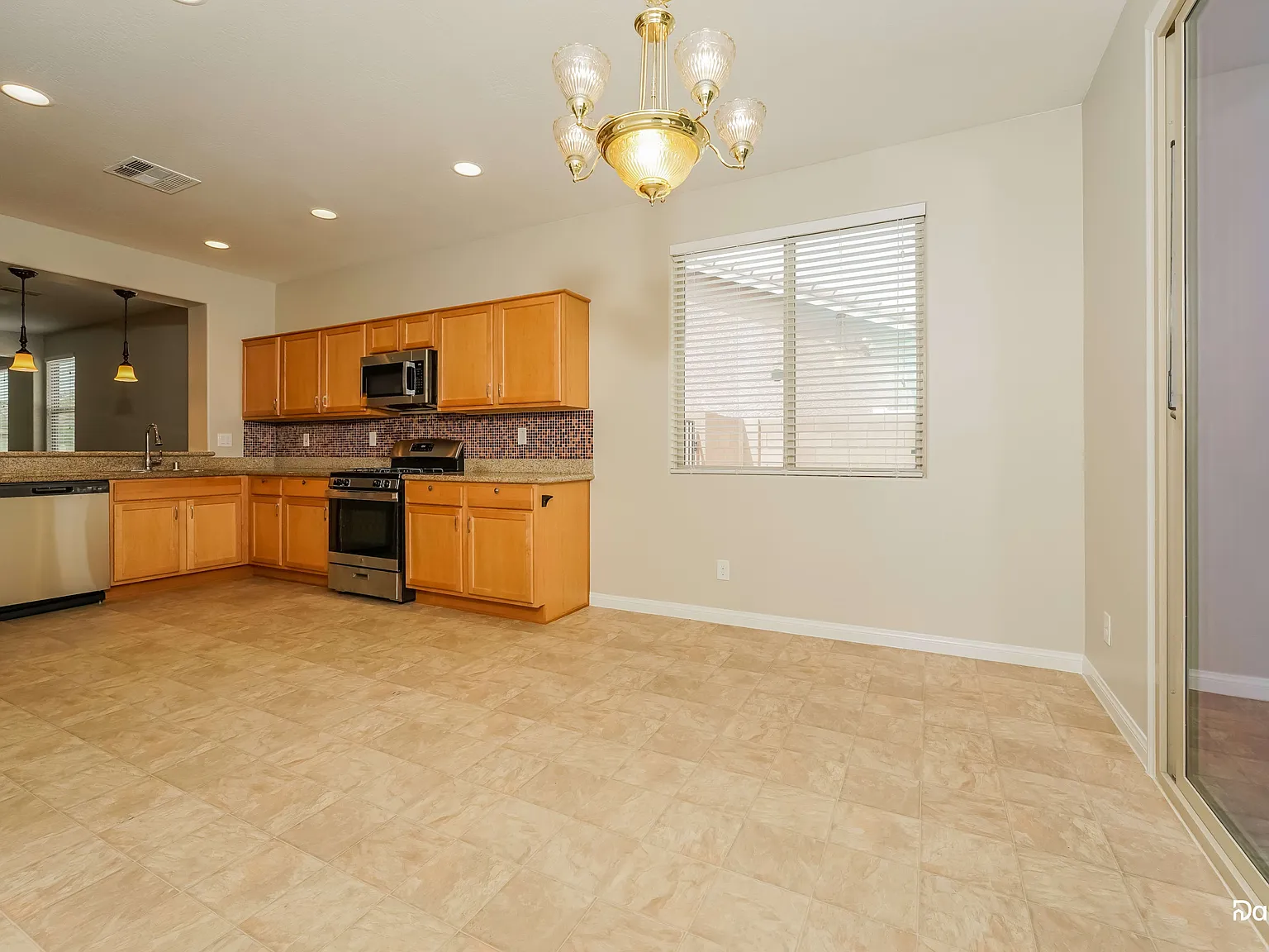 3 bed, 3.0 bath, 1810 sqft, $2,070 — Photo 2