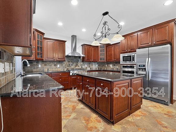 4th image of 2718 Old Course Rd