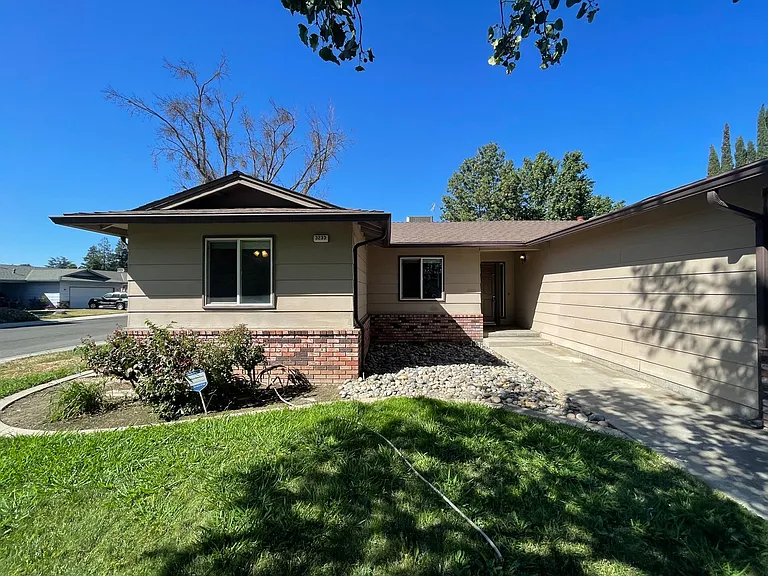 3233 Nightingale Dr — Photo 4