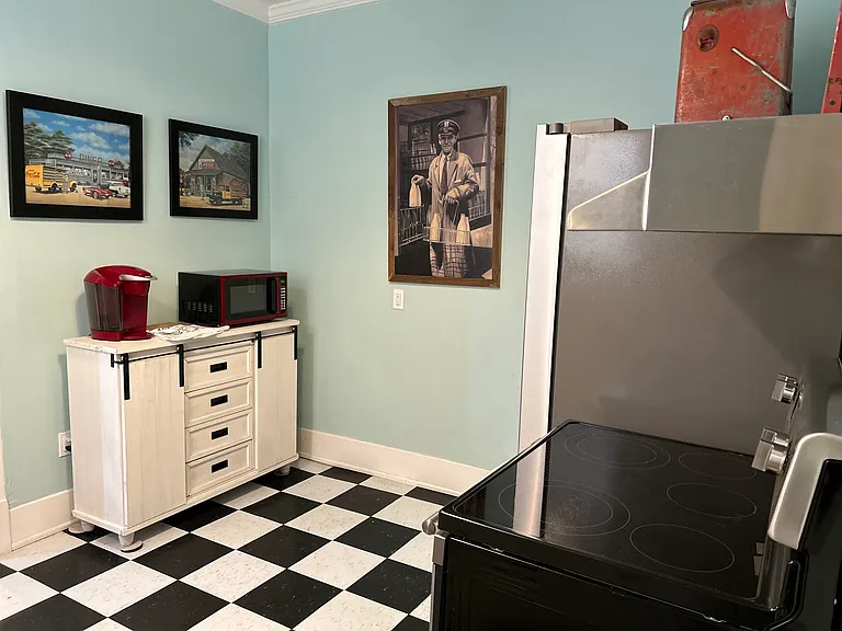 1323 Franklin St — Photo 7