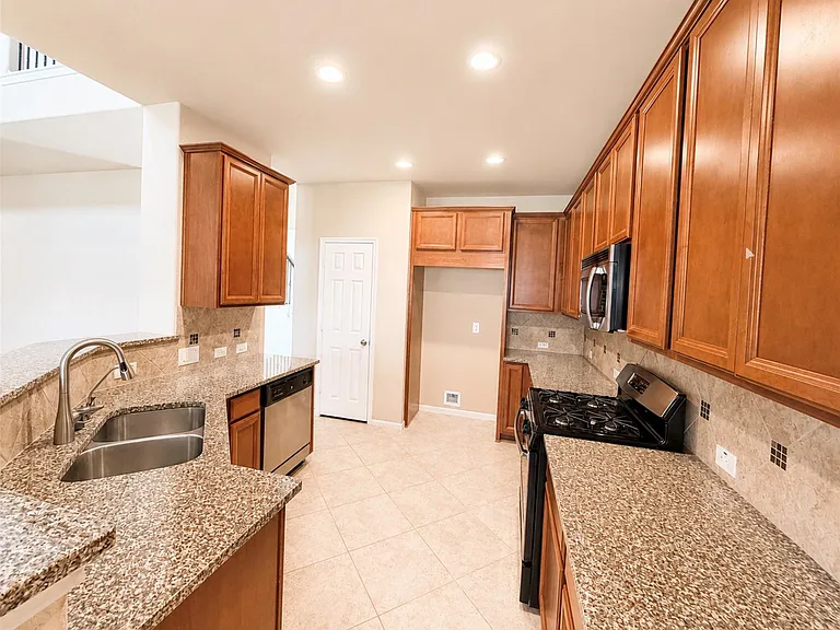 15618 Whisper Woods Dr — Photo 9