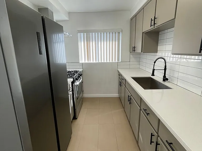 1626 N Hobart Blvd — Photo 5