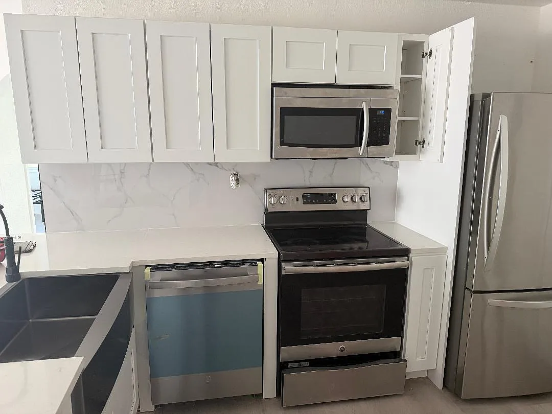 3 bed, 1.0 bath, 900 sqft, $953 — Photo 2