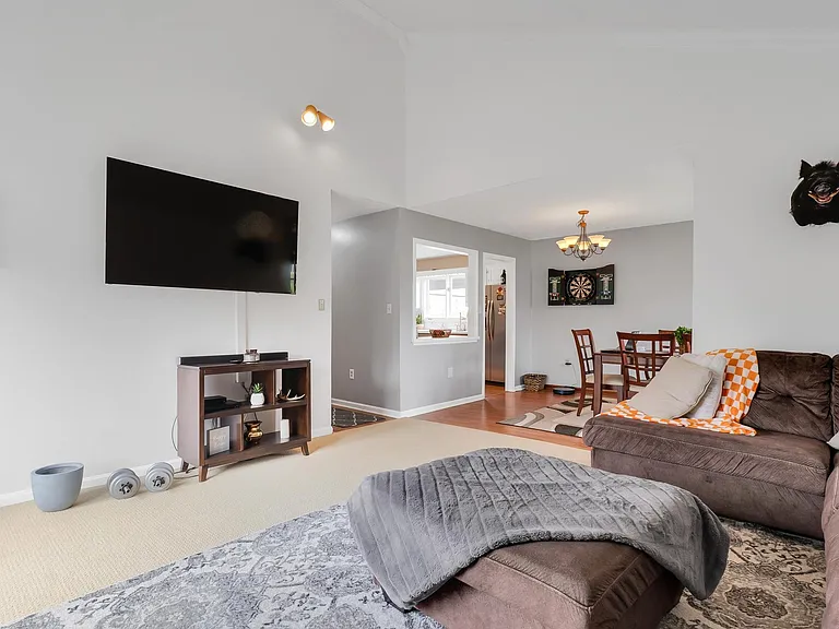 1060 Pebble Dr — Photo 6