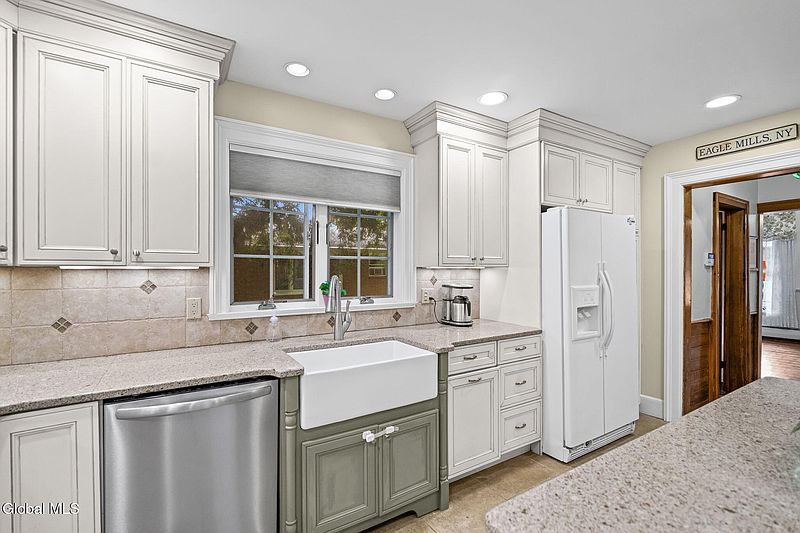 4th image of 16 Maple Avenue