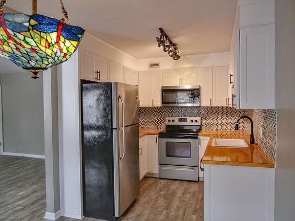 3rd image of 1917 Woodcrest Dr #C