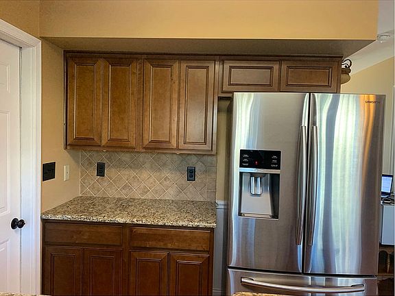 3rd image of 161 Kingsbury Ct