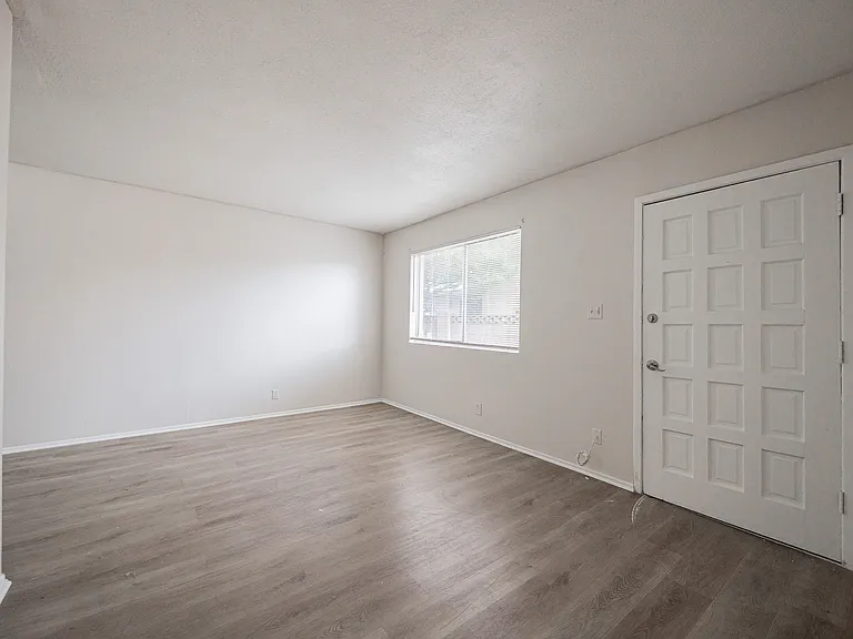 2350 E Broadway Rd — Photo 7