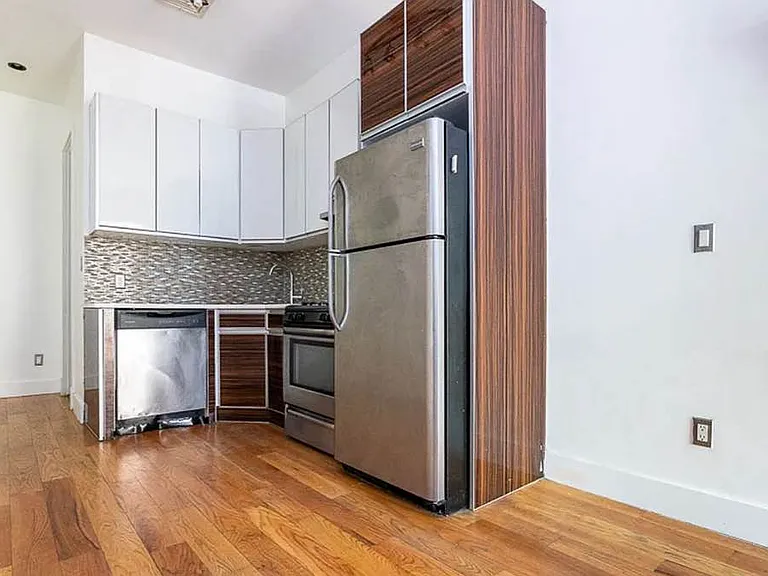 275 Menahan St #2R — Photo 2