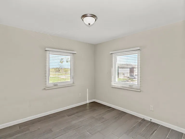 617 E Washington St — Photo 8