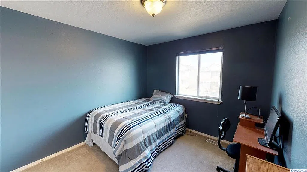 3 Bedroom, 2.5 Bath on sunnyside hill! — Photo 3