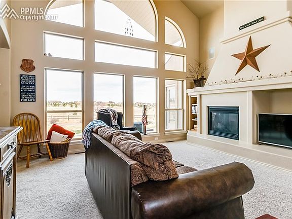 Family room, lot's of sun light, very bright open concept.