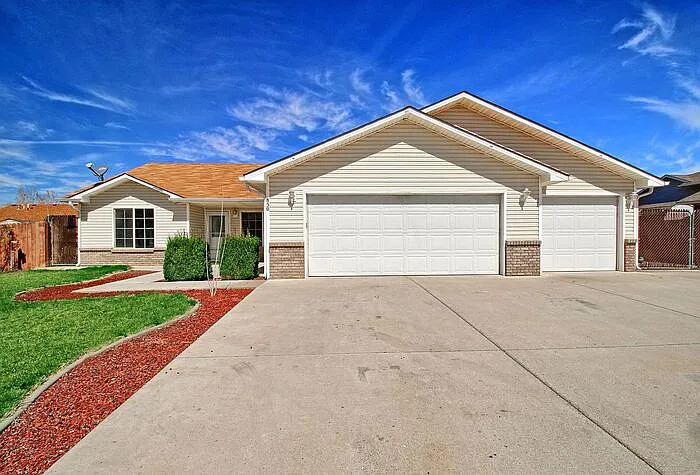 3 bed, 2.0 bath, 1703 sqft, $2,350 — Photo 1