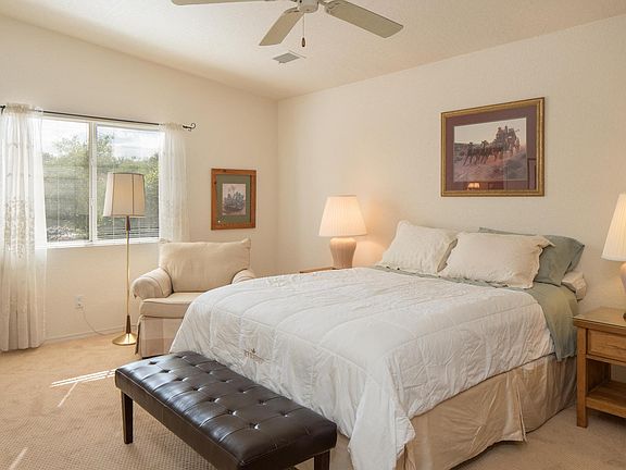 Owner suite with connected with 4 piece bathroom.