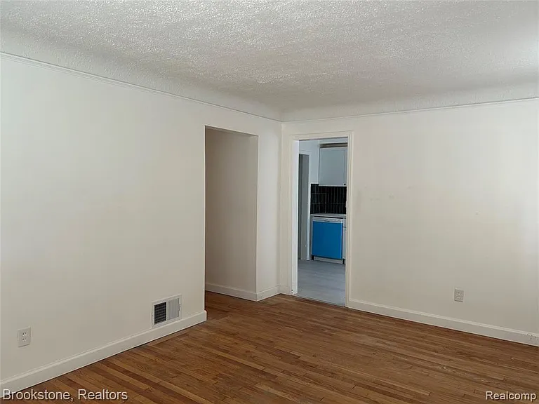 26707 Penn St — Photo 2