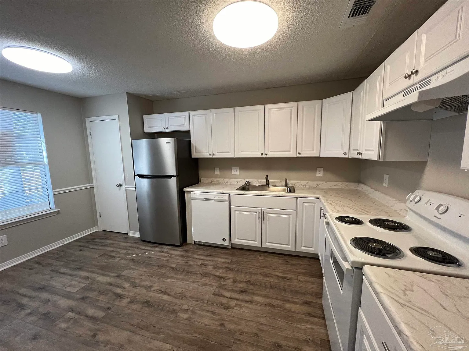 2 bed, 1.0 bath, 900 sqft, $1,095 — Photo 3