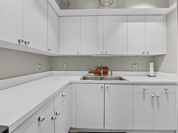 5th image of 309 Circle Drive S