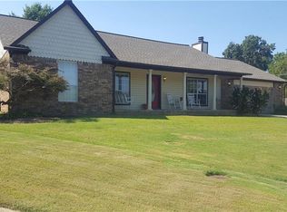 1901 E Spring Brook Ct, Fayetteville, AR 72703