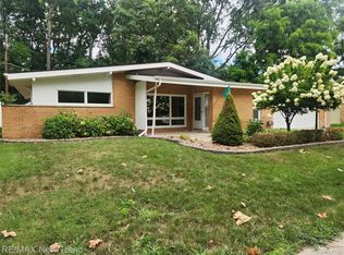 33904 Glenview Dr, Farmington, MI 48335