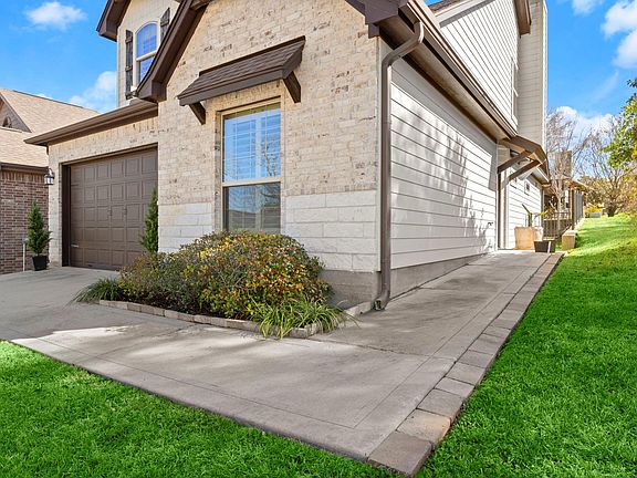 5th image of 109 Harbour Town Cir