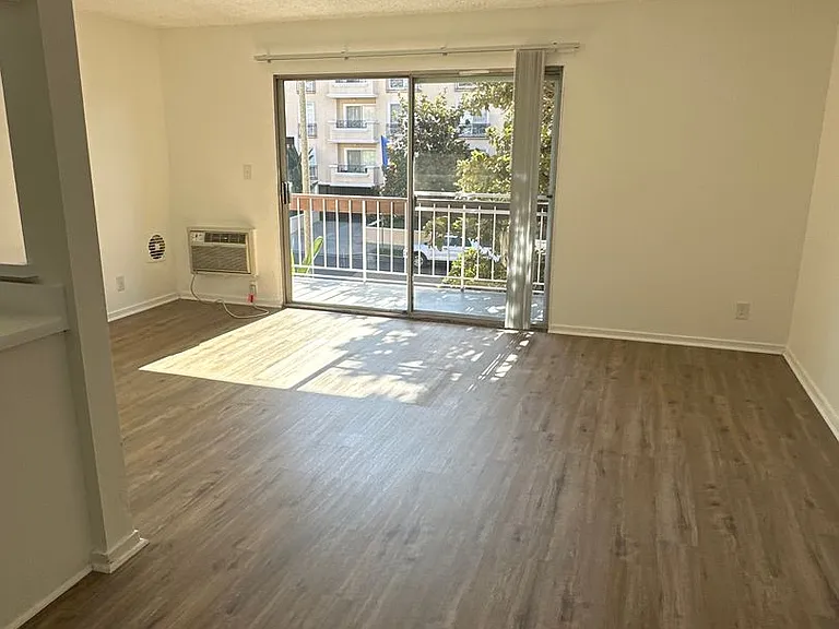 400 S. Kingsley Drive — Photo 1