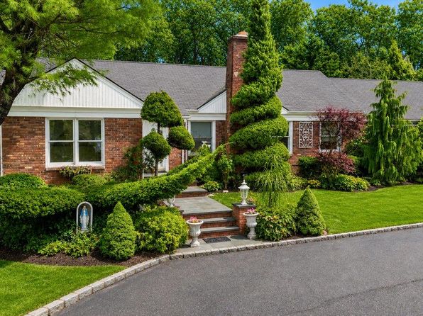 33 Fleets Cove Road, Huntington, NY 11743