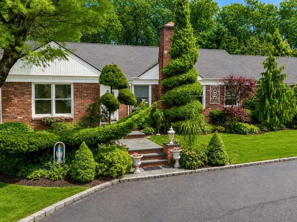 33 Fleets Cove Road, Huntington, NY 11743